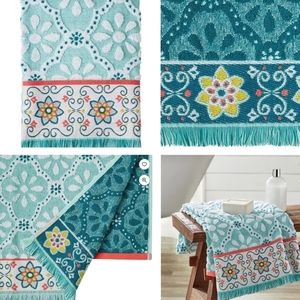 Set of 2 New Pioneer Woman Sculpted Trellis Bath Towels